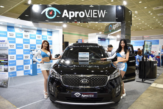 헤드업디스플레이(HUD) 브랜드 '아프로뷰'가 서울오토살롱에서 한층 고급화한 신제품을 공개하며 HUD 대중화에 나서고 있다. 에이치엘비(대표 박정민)는 7일부터 10일까지 서울 삼성동 코엑스에서 열리는 '2016 서울오토살롱'에서 9월 출시 예정인 신제품 '아프로뷰 SO(Smart OBD)'를 공개하고 사전 주문을 받고 있다고 8일 밝혔다. 에이치엘비 제공